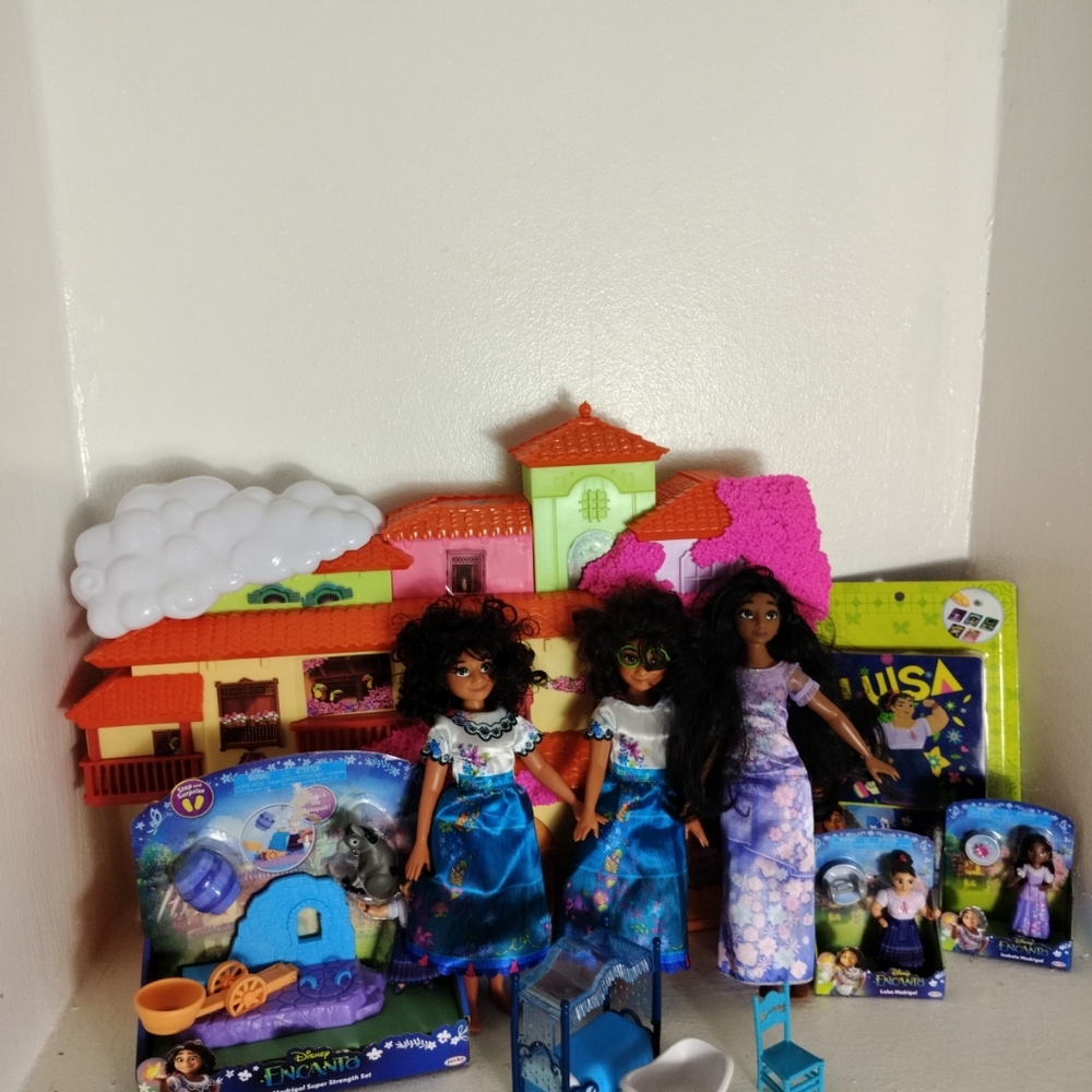 Disney Encanto Magical Casa Madrigal Playset With Foll Figures & Accessories